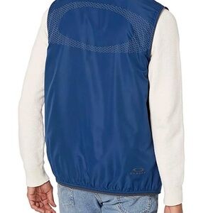 Oakley golf vest “terrain packable” men’s XL golf vest in navy-royal blue